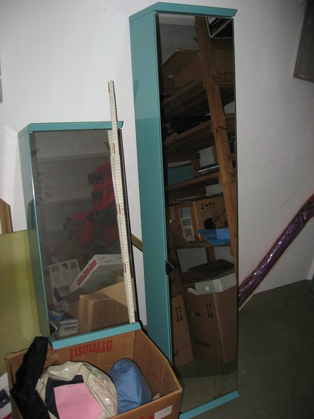 2 Badezimmerschränke.